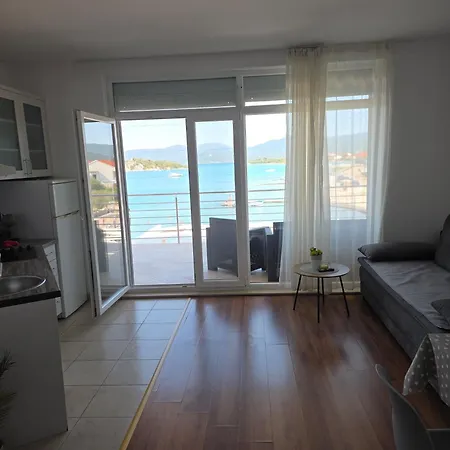 Apartment Deak *